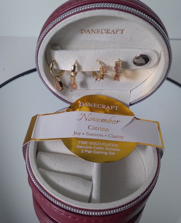 DANECRAFT Heart Embellished Round Jewelry Case with 2 Pair Gold Plated Earrings - Picture 2 of 6